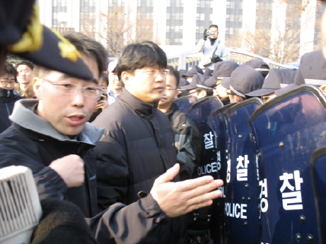 몇차례 국무조정실 면담을 요구했으나 이루어지지 않아, 기자회견이 끝나고 국무조정실 면담을 위해 정부 종합청사로 들어가려했으나 저지 당하자 강하게 항의하는 양문석(왼쪽)언론연대 사무처장과 한성만 방송위노조위원장 